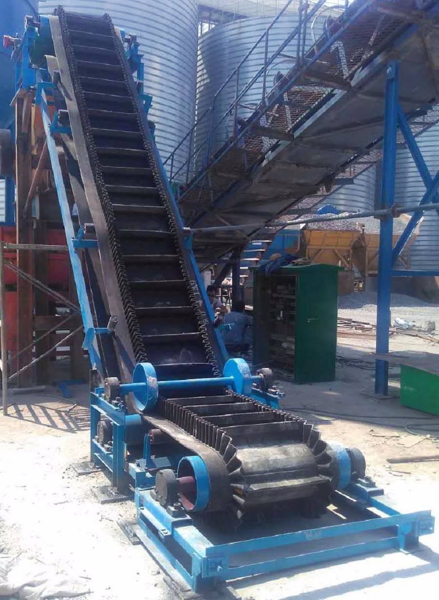 大傾角擋邊帶式輸送機(jī)